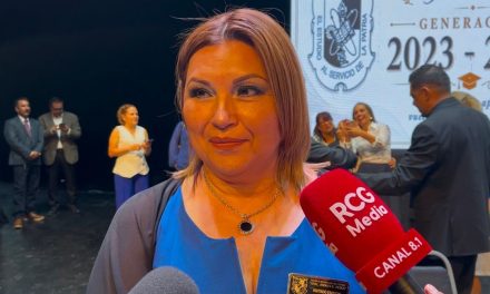 Directora de la secundaria Andrés S. Viesca, responde con evasivas sobre fraude de padre de familia en graduación