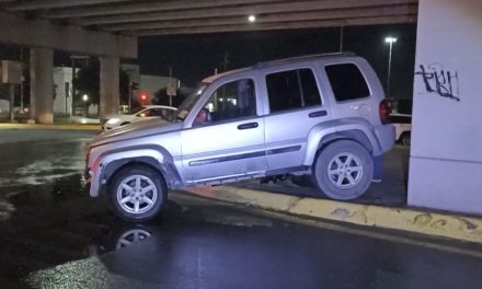 Violenta vuelta  descontrola a camioneta y sufre accidente en Saltillo