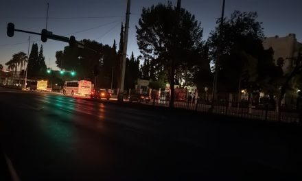 Amanece en penumbras la zona universitaria de Saltillo