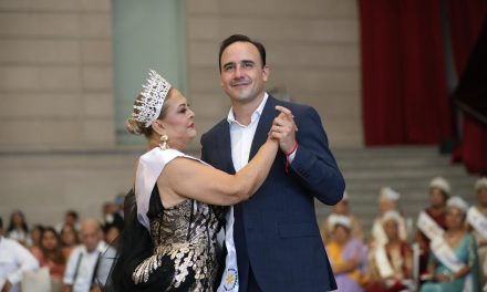 Corona Manolo Jiménez a la reina de los Adultos Mayores de Coahuila