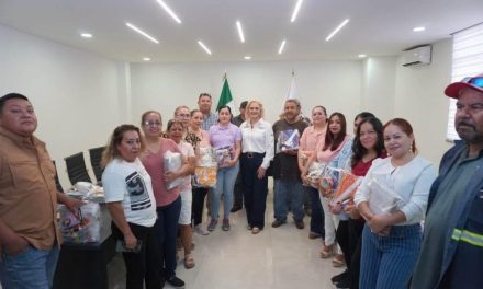 Entrega Laura Jiménez paquetes escolares en Múzquiz