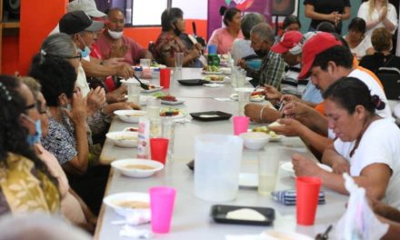 DIF Coahuila atiende hasta 500 adultos mayores al día en la región Centro