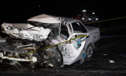 Dos hombres fallecen y tres integrantes de una familia resultan heridos tras brutal choque con tráiler