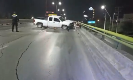 Saltillo: Choca en lo alto del puente, golpeó contra los muros laterales