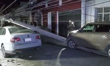 Saltillo: Ebrio deja sin luz varios hogares, derribó un poste y causó varios daños