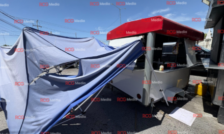 Remolque provoca daños y moviliza puesto de comida en Saltillo