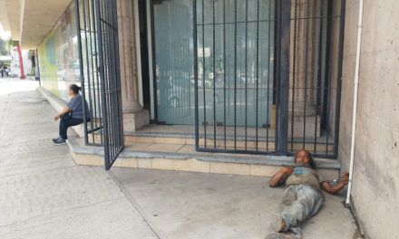 Persona en situación de calle ocupa acceso de Grupos y Talleres de la UAdeC