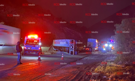 Vuelca tractocamión en Los Chorros; Carretera 57 permaneció cerrada por horas