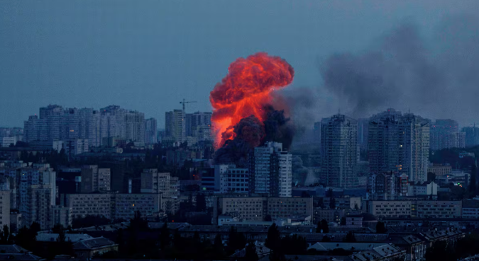 Ataque ruso deja 37 muertos en almacén de municiones cerca de Kiev
