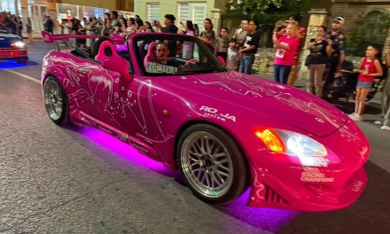 Acuden cientos de personas al desfile del 25 aniversario de ‘Rápidos y Furiosos’