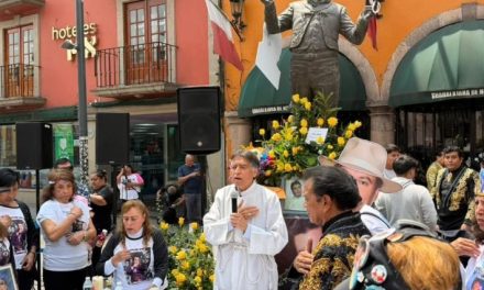 Misa por décimo aniversario del deceso de Juan Gabriel congrega a miles
