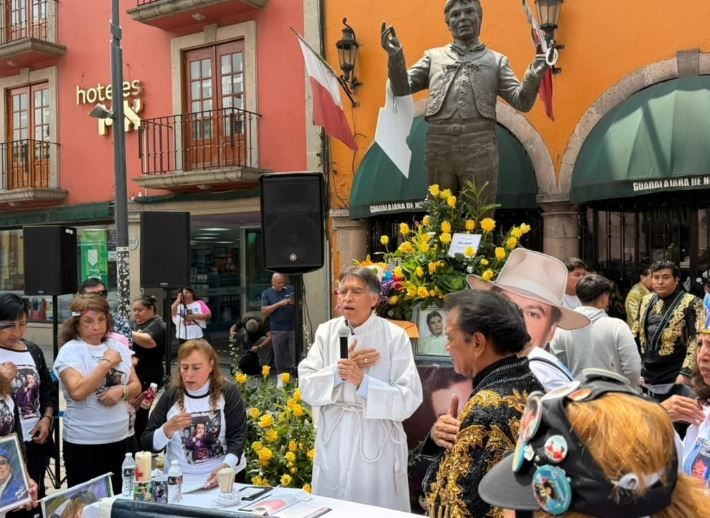 Misa por décimo aniversario del deceso de Juan Gabriel congrega a miles