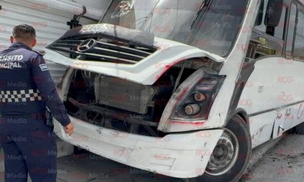 Saltillo: Camión se queda sin frenos y termina contra comercios en La Valencia
