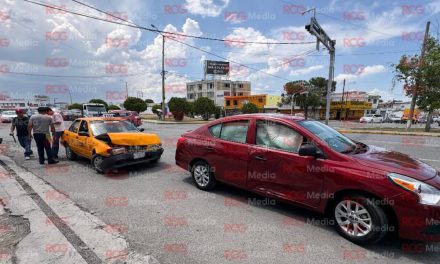 Saltillo: Taxista ignora semáforo y provoca choque contra Nissan