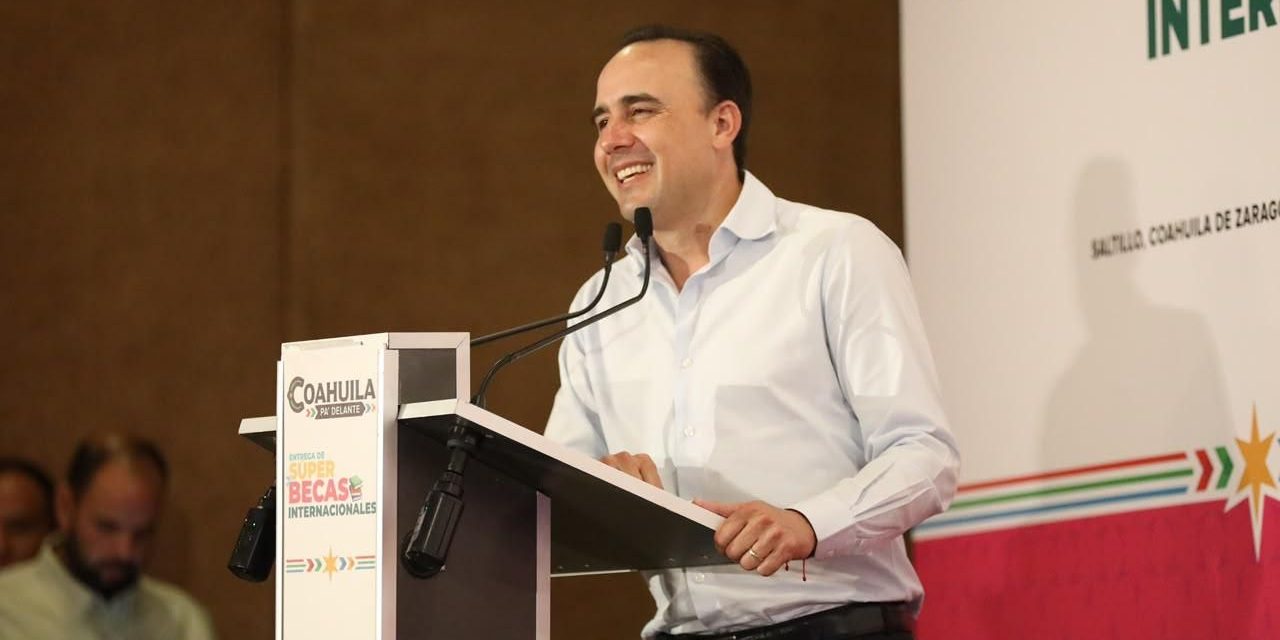 Entrega Manolo Jiménez ‘Súper Becas’ para jóvenes coahuilenses