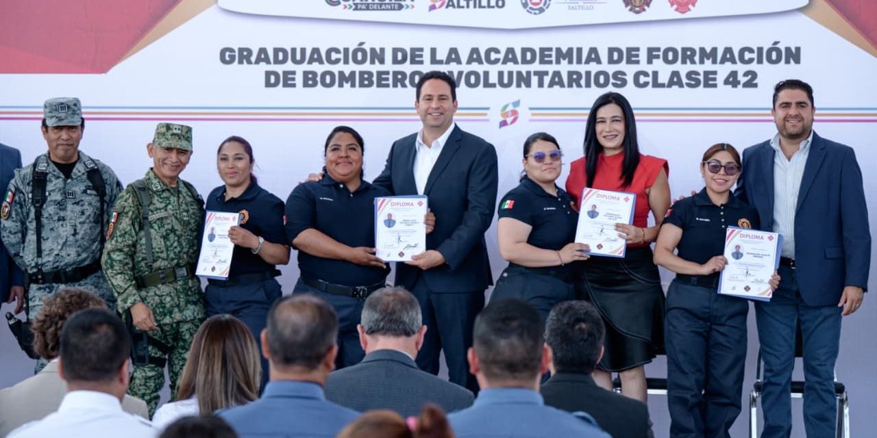 Gradúa Javier Díaz a bomberos voluntarios clase 42