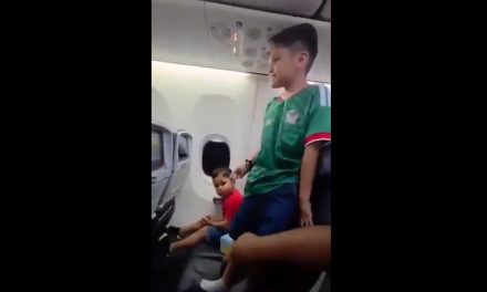 Tripulación felicita a niño mexicano en pleno vuelo tras quedar en segundo lugar en mundial de aritmética