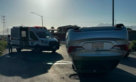 Se queda dormida al volante, choca y termina volcando en Ramos Arizpe