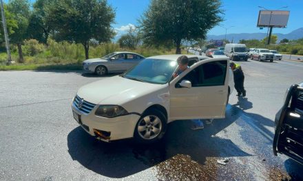 Joven pierde el control de su vehículo y ocasiona accidente al norte de Saltillo