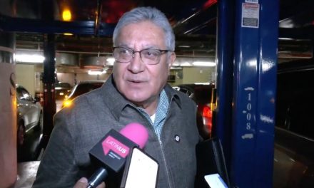 Captan a líder del SNTE y senador de Morena en camioneta con placas alteradas para evitar fotomultas