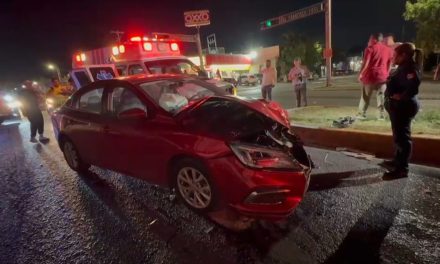 Ambulancia choca contra automóvil en calles de la colonia Topo Chico