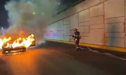 Arde auto tras sufrir falla mecánica en Saltillo