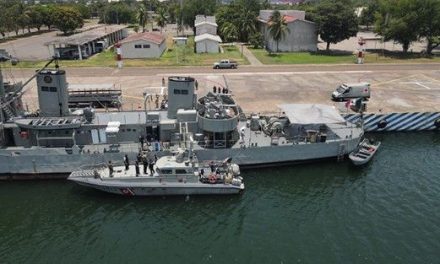 Marina asegura 1.6 toneladas de cocaína flotando en el Pacífico frente a costas de Michoacán