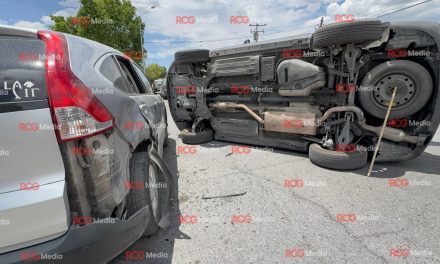 Convulsión al volante provoca volcadura en Saltillo