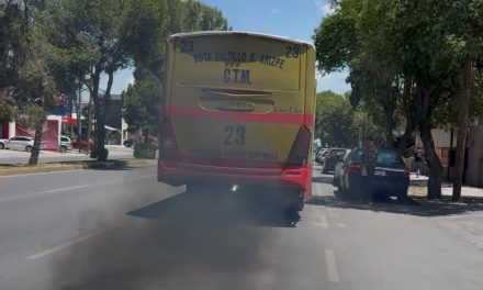 Circulan unidades del transporte urbano contaminantes en Saltillo