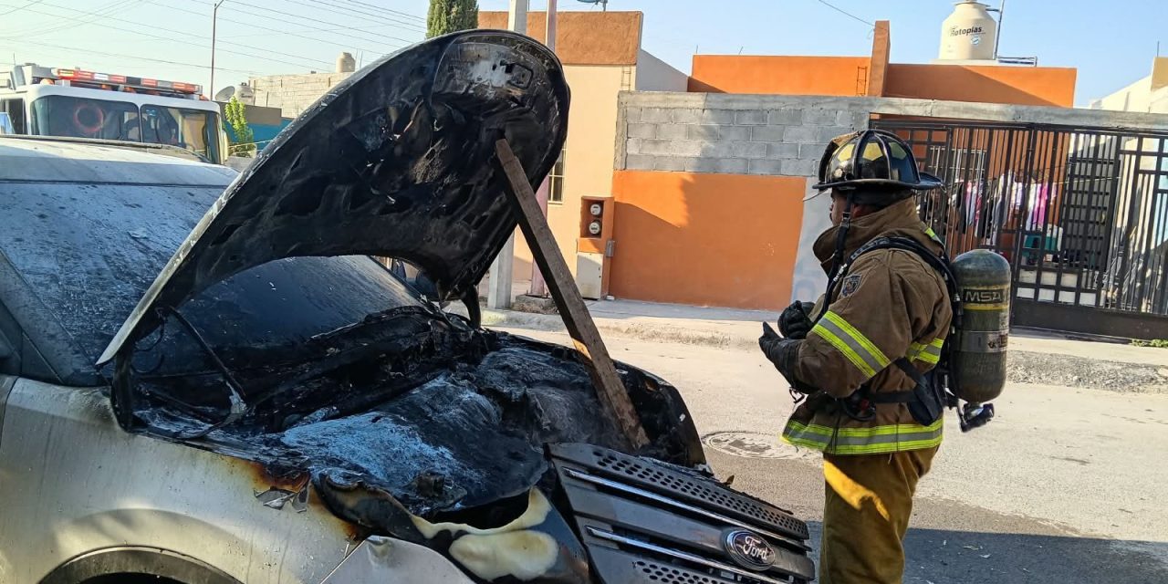 Se incendia camioneta en Ramos Arizpe