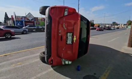 Camioneta vuelca tras choque en Saltillo