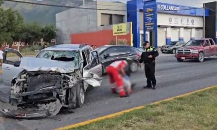Camioneta se estrella contra grúa y deja dos lesionados