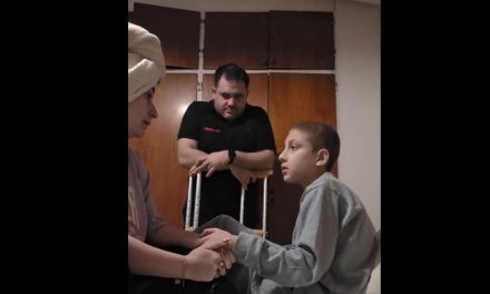 Pequeño rompe en llanto de felicidad al recibir la noticia de que está libre de cáncer