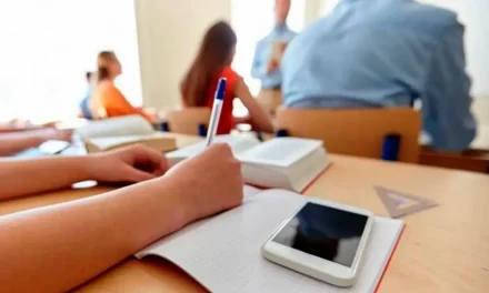 SEP consultará a más de un millón de maestros sobre el uso de celulares en las escuelas