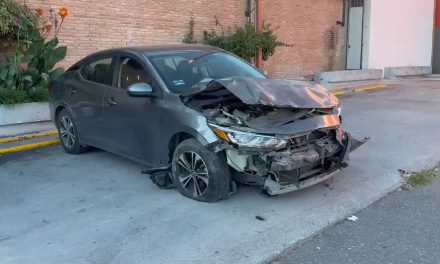 Saltillo: Autos alegaban verde y accidente terminó en volcadura