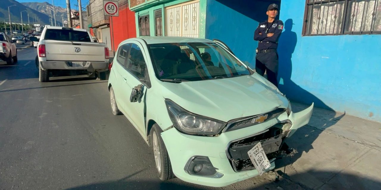 Auto se impacta en una camioneta detenida sobre Periférico