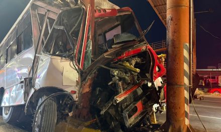 Operador de transporte al borde de la muerte tras accidente en la madrugada en Ramos Arizpe