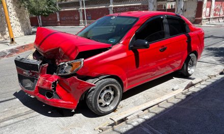 Daños materiales deja accidente en el centro de Saltillo