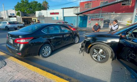 Conductores afirman tener el verde y chocan en Saltillo
