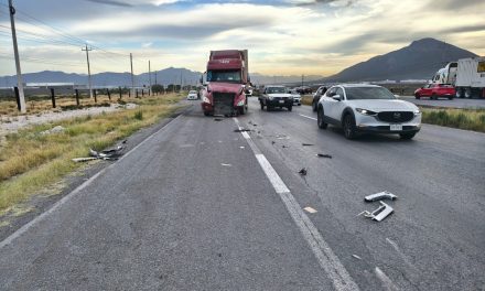 Tráilers chocan por alcance en la carretera Saltillo-Monterrey
