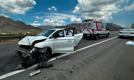 Trasladan a conductor en código rojo tras accidente en la autopista libre Saltillo-Monterrey