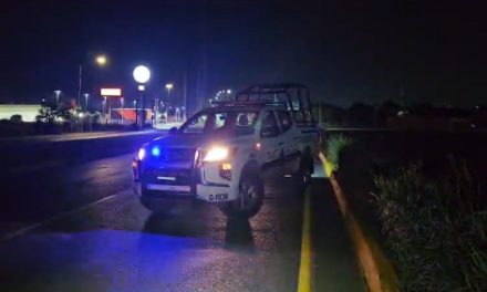 Conductor pierde el control y termina sobre camellón tras ser cerrado en Valle Dorado