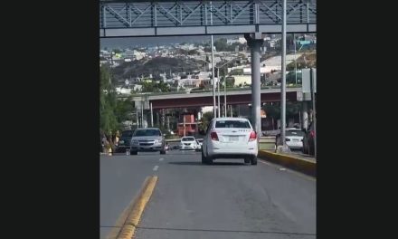 Saltillo: Graban a taxista manejando en sentido contrario en Felipe J. Mery