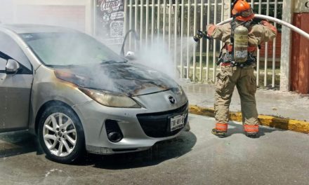 Corto circuito provoca incendio de vehículo en Ramos Arizpe