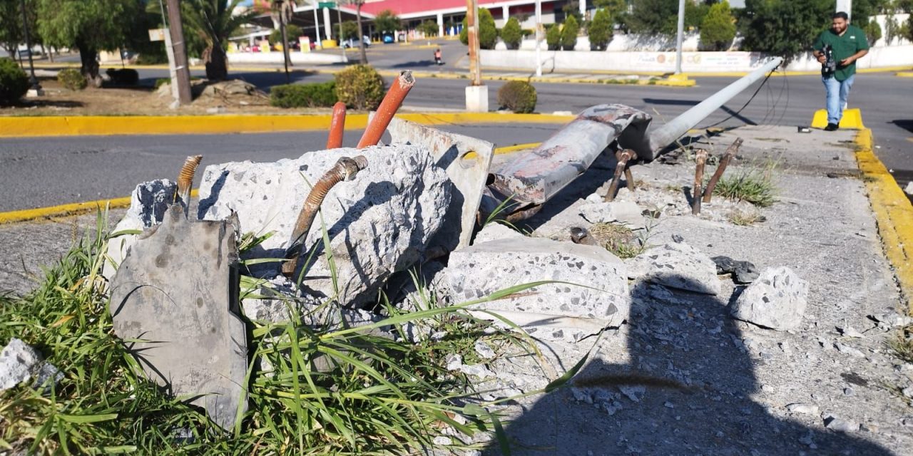 Poste termina en el suelo tras accidente al sur de Saltillo