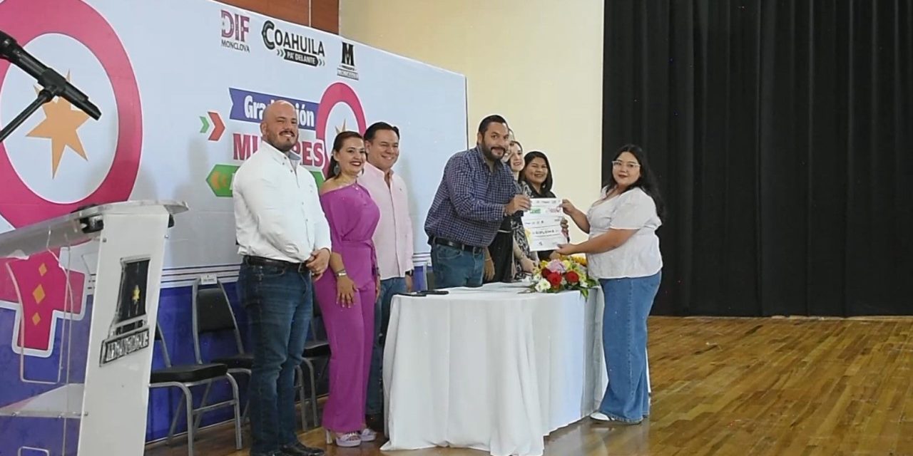 Entregan más de reconocimientos a graduadas del programa mujeres en Monclova