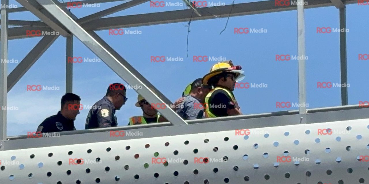Evitan tragedia en puente peatonal de Saltillo