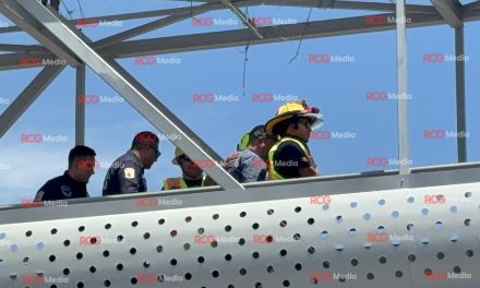 Evitan tragedia en puente peatonal de Saltillo
