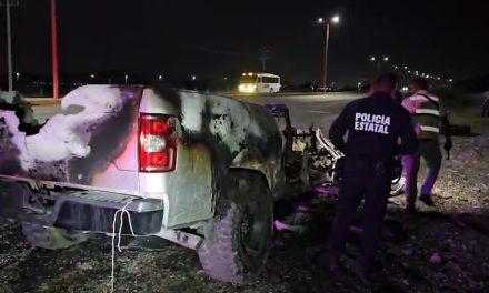 Falla mecánica provoca incendio de una pickup en el Libramiento Óscar Flores Tapia