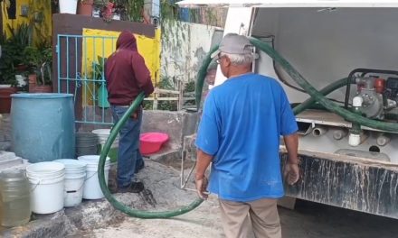 Familias de Parras enfrentan falta de agua